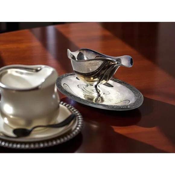 Vintage W.M.Rogers and Sons Victorian Rose Silver Plated Gravy Boat - Picture 4 of 11